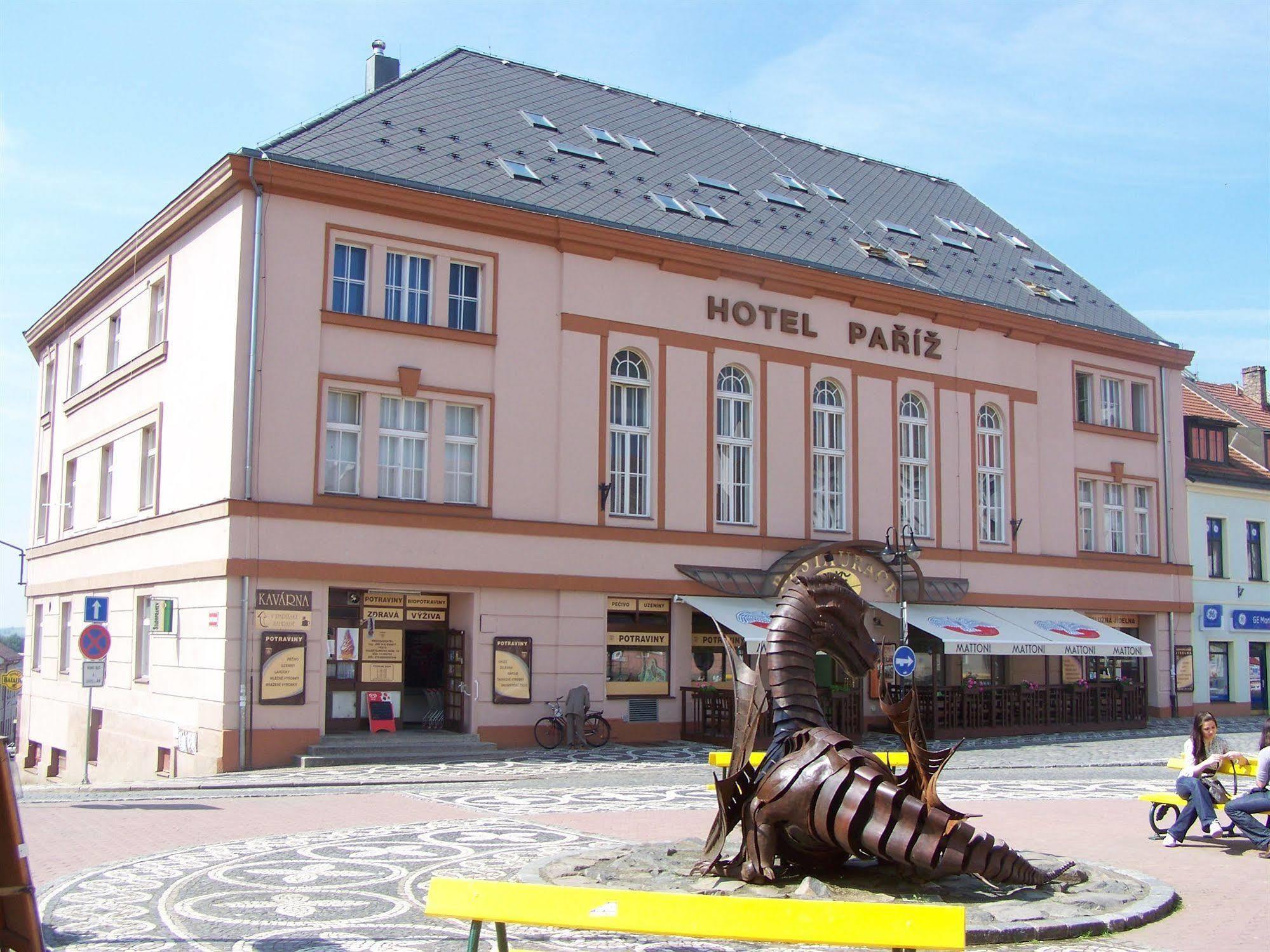 Hotel Pariz Їчін Екстер'єр фото